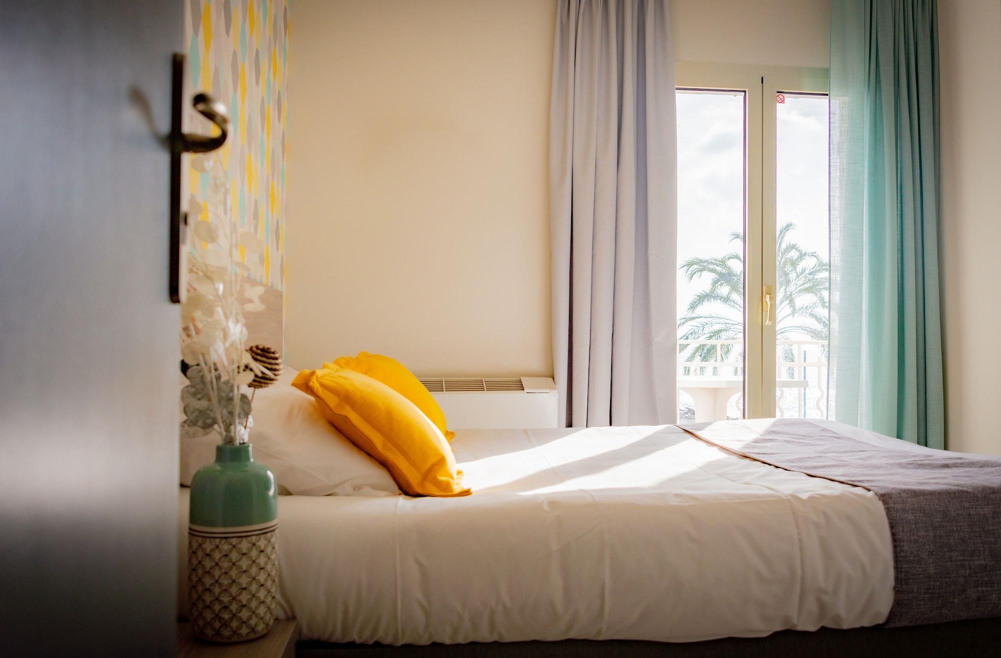 Hotel Et Appartements Reine D'Azur ロクブリュヌ＝カップ＝マルタン エクステリア 写真