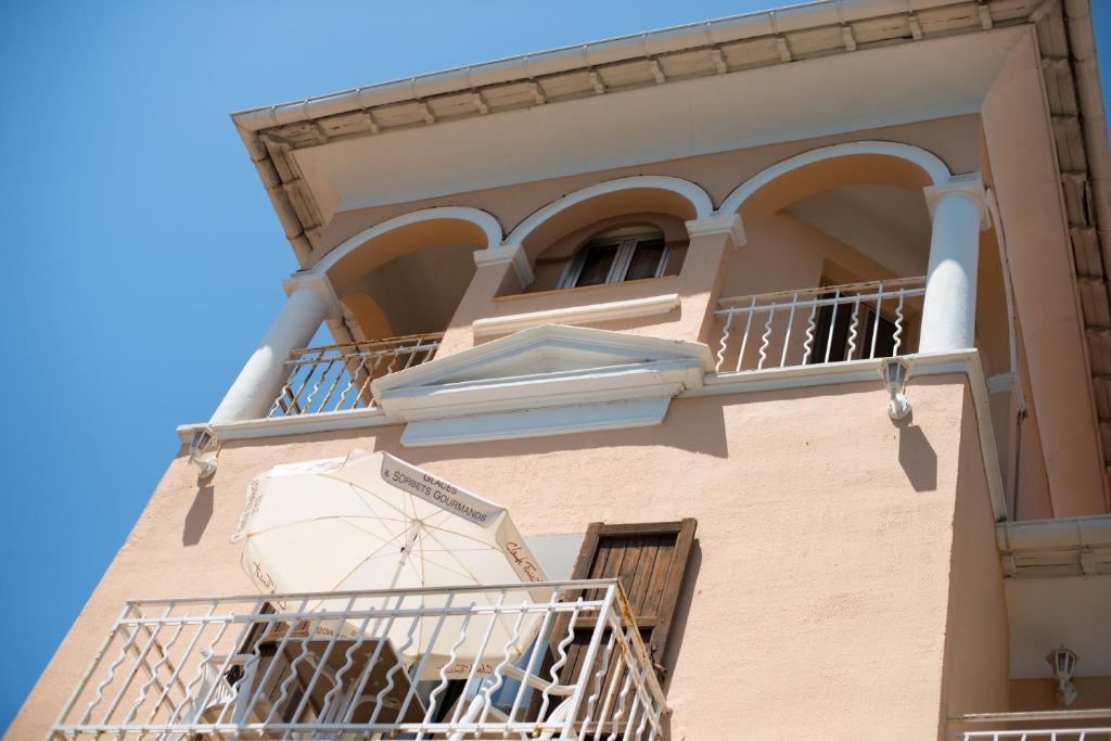Hotel Et Appartements Reine D'Azur ロクブリュヌ＝カップ＝マルタン エクステリア 写真